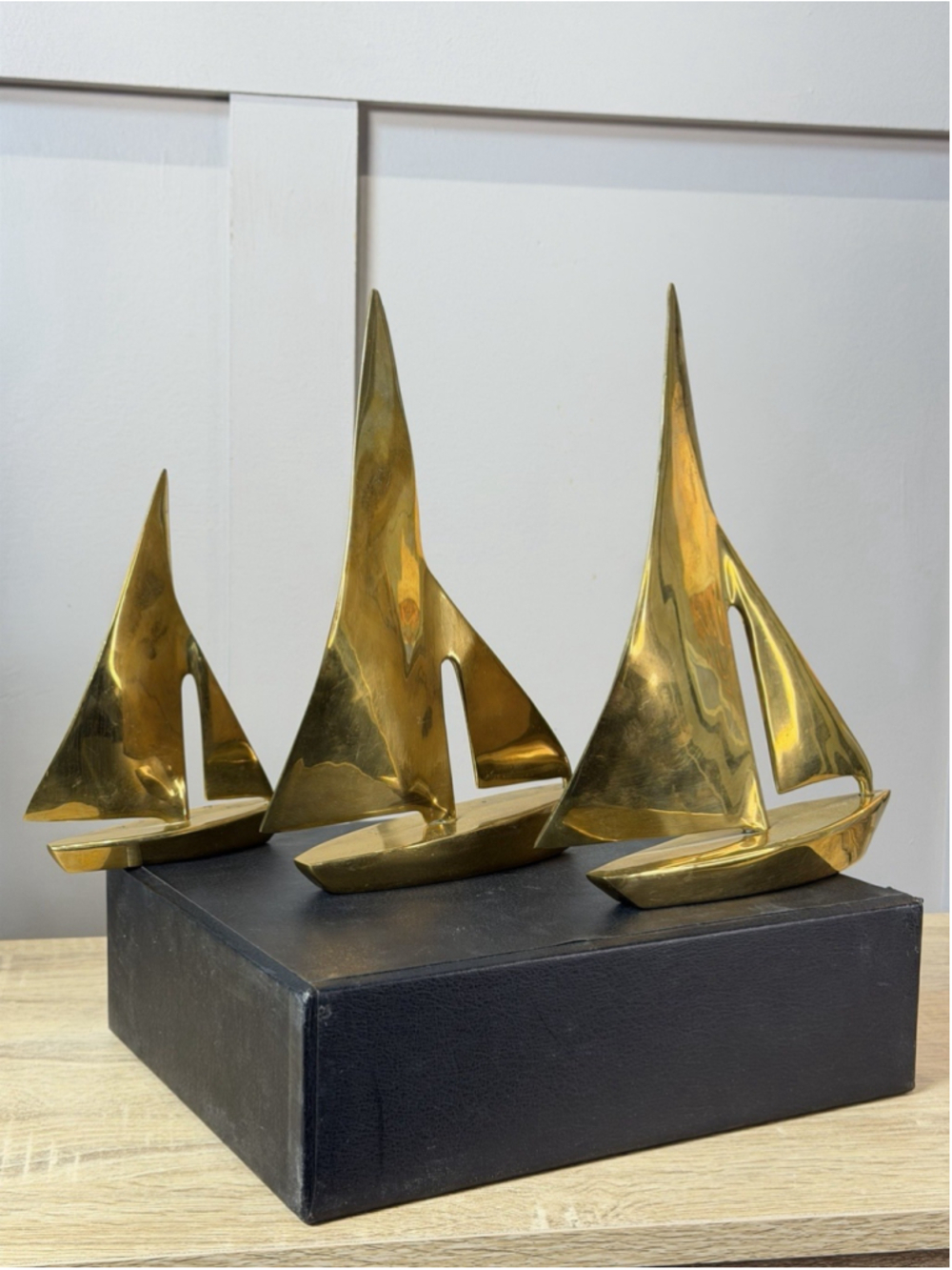 Vintage - Set of 3 Solid Brass Sailboats - Height of Each: 10”/ 9.5“/ 7”tall - Picture 8 of 15